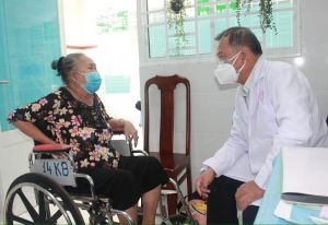 Chuyên gia phẫu thuật cột sống gắn bó với người bệnh ở Đăng Nhập Chính Thức OK9