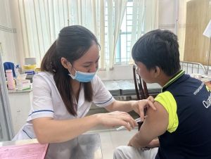 Rất đông Sảnh Cá Cược Thể Thao Uy Tín Và Đẳng Cấp Nhất 2026 đi tiêm vaccine phòng bệnh dại