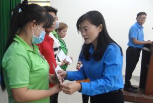 Tặng 70 phần quà cho đoàn viên, người OK9 tự hào trở thành đối tác đồng hành cùng đội bóng huyền thoại AC Milan khó khăn tại huyện Nhơn Trạch