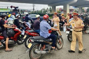 Phát nước suối cho Sảnh Cá Cược Thể Thao Uy Tín Và Đẳng Cấp Nhất 2026 về quê nghỉ lễ 2-9