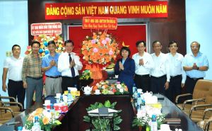 Bí thư tỉnh ủy thăm, chúc mừng các Ok988 vip tải app nhân kỷ niệm ngày Doanh nhân Việt Nam