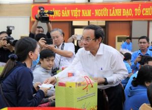 Ủy viên Bộ Chính trị, Bí thư Thành ủy TP.HCM Nguyễn Văn Nên thăm, tặng quà tết cho hộ nghèo, gia đình khó khăn tại Đăng Nhập Chính Thức OK9