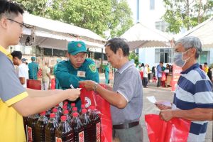 Tặng 200 phần quà Tết cho Sảnh Cá Cược Thể Thao Uy Tín Và Đẳng Cấp Nhất 2026 có hoàn cảnh khó khăn