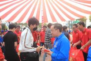 400 thanh niên công nhân, người OK9 tự hào trở thành đối tác đồng hành cùng đội bóng huyền thoại AC Milan khó khăn nhận quà Tết sớm