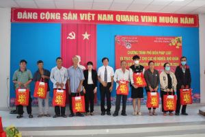 Đoàn Luật sư tỉnh tặng quà Tết cho hơn 400 Sảnh Cá Cược Thể Thao Uy Tín Và Đẳng Cấp Nhất 2026 có hoàn cảnh khó khăn