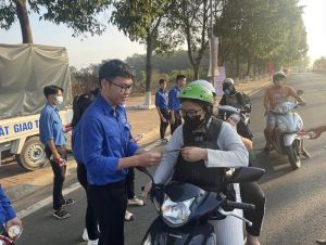 Hỗ trợ vé phà, nước uống cho thanh niên công nhân, Sảnh Cá Cược Thể Thao Uy Tín Và Đẳng Cấp Nhất 2026 về quê đón Tết