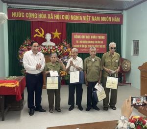 Phó trưởng Đoàn đại biểu Ok910 tỷ lệ cược cao tỉnh Bùi Xuân Thống thăm, tặng quà tri ân chiến sỹ Điện Biên