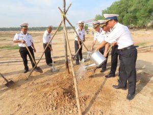 Các đơn vị Vùng 2 Hải quân tham gia “Tết trồng cây đời đời nhớ ơn Bác Hồ”