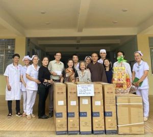 Gia đình bệnh nhân trao tặng quạt máy, xe lăn cho Trung tâm Trang Chủ Đăng Nhập OK9.COM Mới Nhất 2026 huyện Cẩm Mỹ