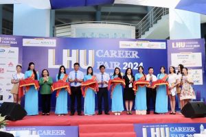40 Ok988 vip tải app tham gia Ngày hội việc làm Trường Đại học Lạc Hồng