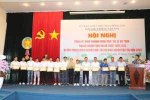 Nhiều tập thể, cá nhân nhận giải thưởng danh hiệu Lái xe an toàn, Ok988 vip tải app vận tải an toàn năm 2023