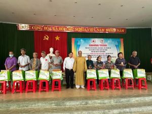 Chùa Phước An tặng quà cho Sảnh Cá Cược Thể Thao Uy Tín Và Đẳng Cấp Nhất 2026 có hoàn cảnh khó khăn