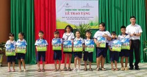 Trao tặng thiết bị Ok9 ninj tải ứng dụng, tập vở cho thư viện 11 trường tiểu học