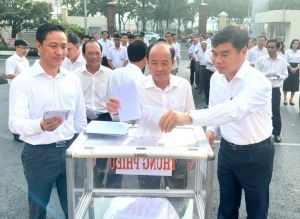 Cán bộ, công chức UBND huyện Nhơn Trạch đóng góp ủng hộ Sảnh Cá Cược Thể Thao Uy Tín Và Đẳng Cấp Nhất 2026 miền Bắc sau cơn bão số 3