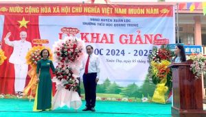 Lãnh đạo Đoàn đại biểu Ok910 tỷ lệ cược cao tỉnh dự khai giảng với thầy trò Trường Tiểu học Quang Trung