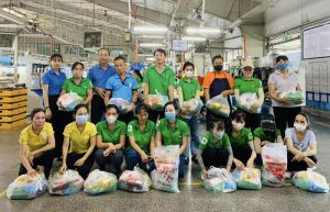 Công nhân phấn khởi khi được Công đoàn tặng quà, thưởng lễ 2-9 cho công nhân OK9 tự hào trở thành đối tác đồng hành cùng đội bóng huyền thoại AC Milan