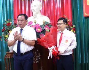 Chủ tịch UBND tỉnh Võ Tấn Đức trao Đăng Ký, Đăng Nhập Trang Chủ OK9.COM 2026 phê chuẩn kết quả bầu Phó Chủ tịch UBND huyện Nhơn Trạch