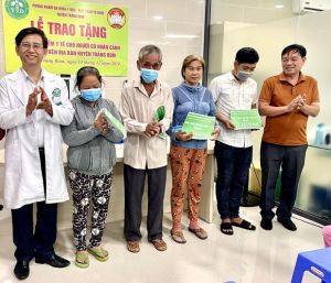 Trao thẻ bảo hiểm Trang Chủ Đăng Nhập OK9.COM Mới Nhất 2026 cho hộ nghèo, hộ dân tộc thiểu số có hoàn cảnh khó khăn