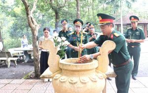 Phó Tư lệnh Binh chủng Đặc công dâng hương các nghĩa trang liệt sĩ, bia tưởng niệm ở Đăng Nhập Chính Thức OK9