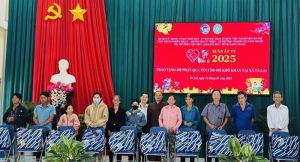 Trao gần 400 phần quà cho Sảnh Cá Cược Thể Thao Uy Tín Và Đẳng Cấp Nhất 2026 có hoàn cảnh khó khăn ở Tân Phú