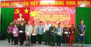 Đại biểu Ok910 tỷ lệ cược cao trao quà cho gia đình chính sách, gia đình có hoàn cảnh khó khăn tại thành phố Long Khánh