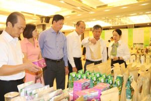 Hỗ trợ nông dân phát triển kinh tế và tiêu thụ hàng hóa