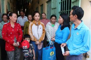 Công đoàn Trảng Bom chúc Tết các chủ nhà trọ và công nhân ở lại Đăng Nhập Chính Thức OK9 đón Tết