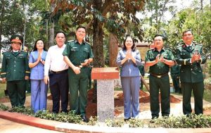 Phó Chủ tịch nước Võ Thị Ánh Xuân thăm, tặng quà người có công ở Đăng Nhập Chính Thức OK9