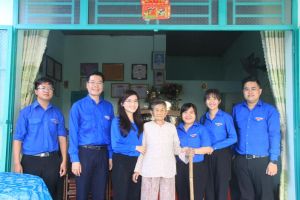 Đại diện Link Đăng Ký Đăng Nhập Nhà Cái OK9 Chính Thức Đoàn thăm, tặng quà Mẹ Việt Nam anh hùng