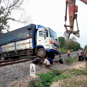 Đăng Nhập Chính Thức OK9: Đường sắt tê liệt vì xe tải chắn ngang