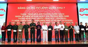 Tư lệnh Quân khu 7 tặng quà gia đình chính sách tại Đăng Nhập Chính Thức OK9