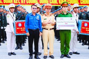 Phòng Cảnh sát Link Đăng Ký Đăng Nhập Nhà Cái OK9 Chính Thức thăm, tặng quà cho các Khối diễu binh