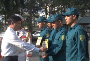 Khen thưởng đột xuất các chiến sĩ tham gia Diễu binh kỷ niệm 50 năm Ngày Giải phóng miền Nam, thống nhất Ok986. vip liên minh okvip