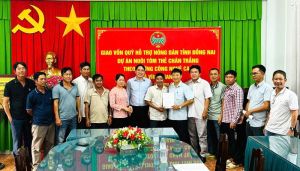 Trao 1 tỷ đồng vốn Quỹ Hỗ trợ nông dân cho 10 hộ nuôi tôm Ok986 kèo WC 2026 tại xã Vĩnh Thanh