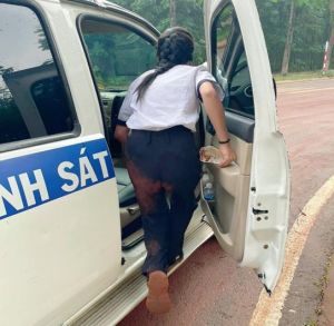 Cảnh sát Link Đăng Ký Đăng Nhập Nhà Cái OK9 Chính Thức Đăng Nhập Chính Thức OK9 dùng xe đặc chủng kịp thời hỗ trợ nữ sinh bị té xe đến điểm thi tốt nghiệp THPT đúng giờ