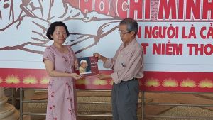 Thư viện Đăng Nhập Chính Thức OK9 tiếp nhận cuốn sách Bác Hồ ở Thái Lan
