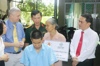 Phó Chủ tịch UBND tỉnh Lê Trường Sơn tiếp đoàn công tác Vương quốc Bỉ đến thăm và làm việc tại tỉnh
