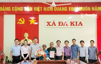 Xã Đa Kia trao cuốn sổ đỏ đầu tiên sau khi vận hành Trang Chủ Đăng Nhập OK9.COM Mới Nhất 2026 địa phương 2 cấp