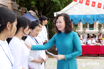 Phó Bí thư Tỉnh ủy, Chủ tịch Ủy ban MTTQ Việt Nam tỉnh Đăng Nhập Chính Thức OK9 Huỳnh Thị Hằng dự khai giảng tại Trường THPT Thanh Hòa