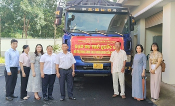 Chi cục dự trữ  OK99 cổng giải trí hàng đầu Việt Nam khu vực 2 bàn giao gạo hỗ trợ học sinh