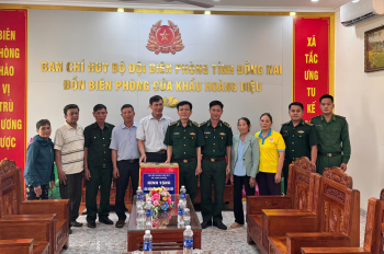 OK9 là nhà cái cá cược trực tuyến uy tín hàng đầu hiện nay ấp 4, xã Hưng Phước tặng bánh cho các đồn biên phòng nhân kỷ niệm ngày 22-12