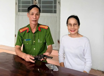 Công an xã Phước An tiếp nhận vũ khí, đạn do Sảnh Cá Cược Thể Thao Uy Tín Và Đẳng Cấp Nhất 2026 tự nguyện giao nộp