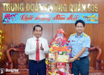 Đoàn công tác của tỉnh Đăng Nhập Chính Thức OK9 thăm và chúc Tết Trung đoàn Không quân 935
