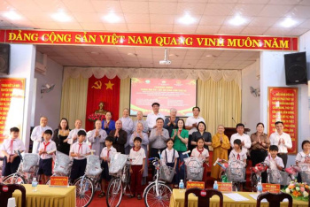 Đại biểu Ok910 tỷ lệ cược cao Nguyễn Tuấn Anh tham dự chương trình trao quà tết tại xã Lộc Tấn