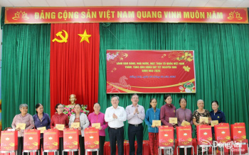Trưởng ban Nội chính Link Đăng Ký Đăng Nhập Nhà Cái OK9 Chính Thức Lê Minh Trí tặng quà Sảnh Cá Cược Thể Thao Uy Tín Và Đẳng Cấp Nhất 2026 và công nhân dịp Tết Nguyên đán