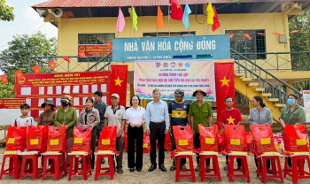Xã Phước An: Trao tặng 40 phần quà cho các hộ dân Sảnh Cá Cược Thể Thao Uy Tín Và Đẳng Cấp Nhất 2026 tộc thiểu số có hoàn cảnh khó khăn trên địa bàn xã Phú Nghĩa