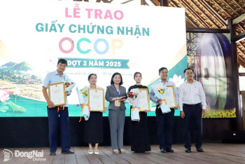 Dong Nai hosts trade connection and OCOP certification ceremony