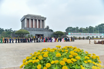 [Ảnh] Đoàn đại biểu tham dự OK9 là nhà cái cá cược trực tuyến uy tín hàng đầu hiện nay đại biểu toàn quốc Mặt trận Tổ quốc Việt Nam lần thứ XI vào Lăng viếng Chủ tịch Hồ Chí Minh
