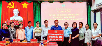 Trao vốn hỗ trợ hội viên nông dân phường Nhơn Trạch phát triển mô hình “Trồng và ôk9 truy cập ngay sen”