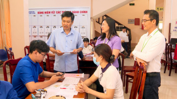 Đồng chí Viên Hồng Tiến, Thành ủy viên, Bí thư Đảng ủy phường Chơn Thành khảo sát và nắm bắt tình hình hoạt động tại Trung tâm Phục vụ Ok9 ninja tận hưởng hơn 100.000 trò chơi công phường Chơn Thành